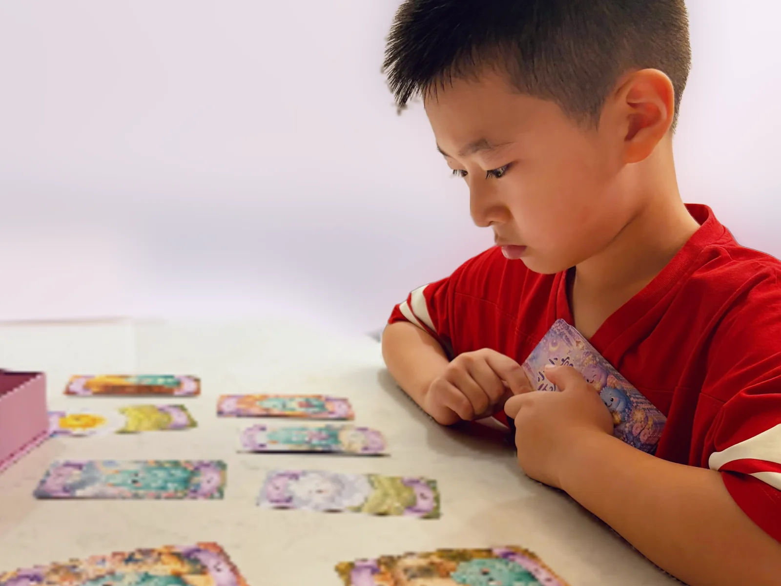 孩子在家裡使用小小元辰宮™ 情緒探索卡